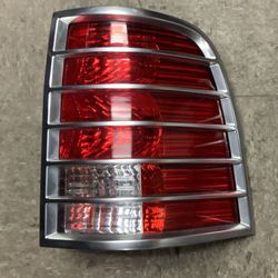 Used Right 2002 Mountaineer Taillight