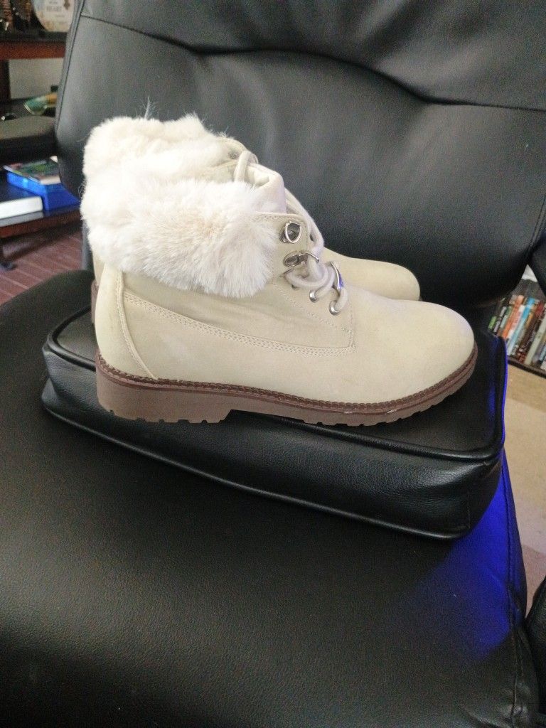 Women's Boots Size 12 Small Damage On Heel