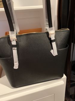 Michael kors women hand bag. 50% off