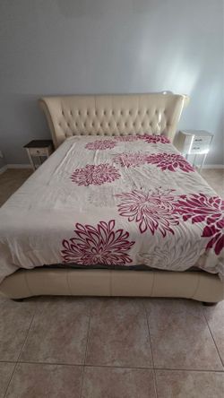 Queen Bed (no mattress)