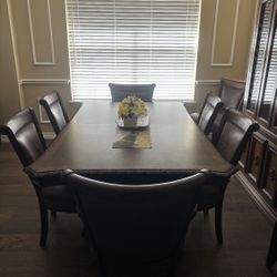 Dining Set In Excellent Condition
