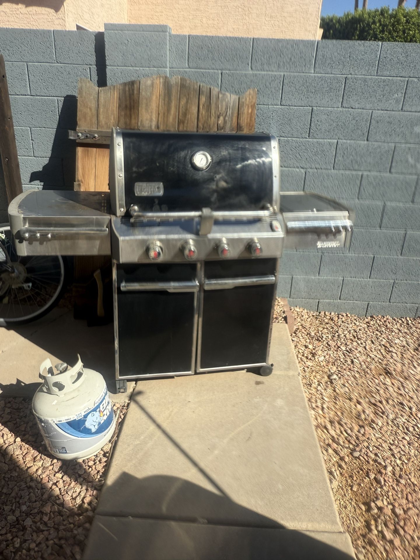BBQ grill Weber 4 burner with tank works great