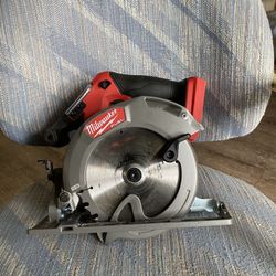 Milwaukee M18 FUEL 18V Lithium-Ion Brushless Cordless 6-1/2 in. Circular Saw (Tool-Only