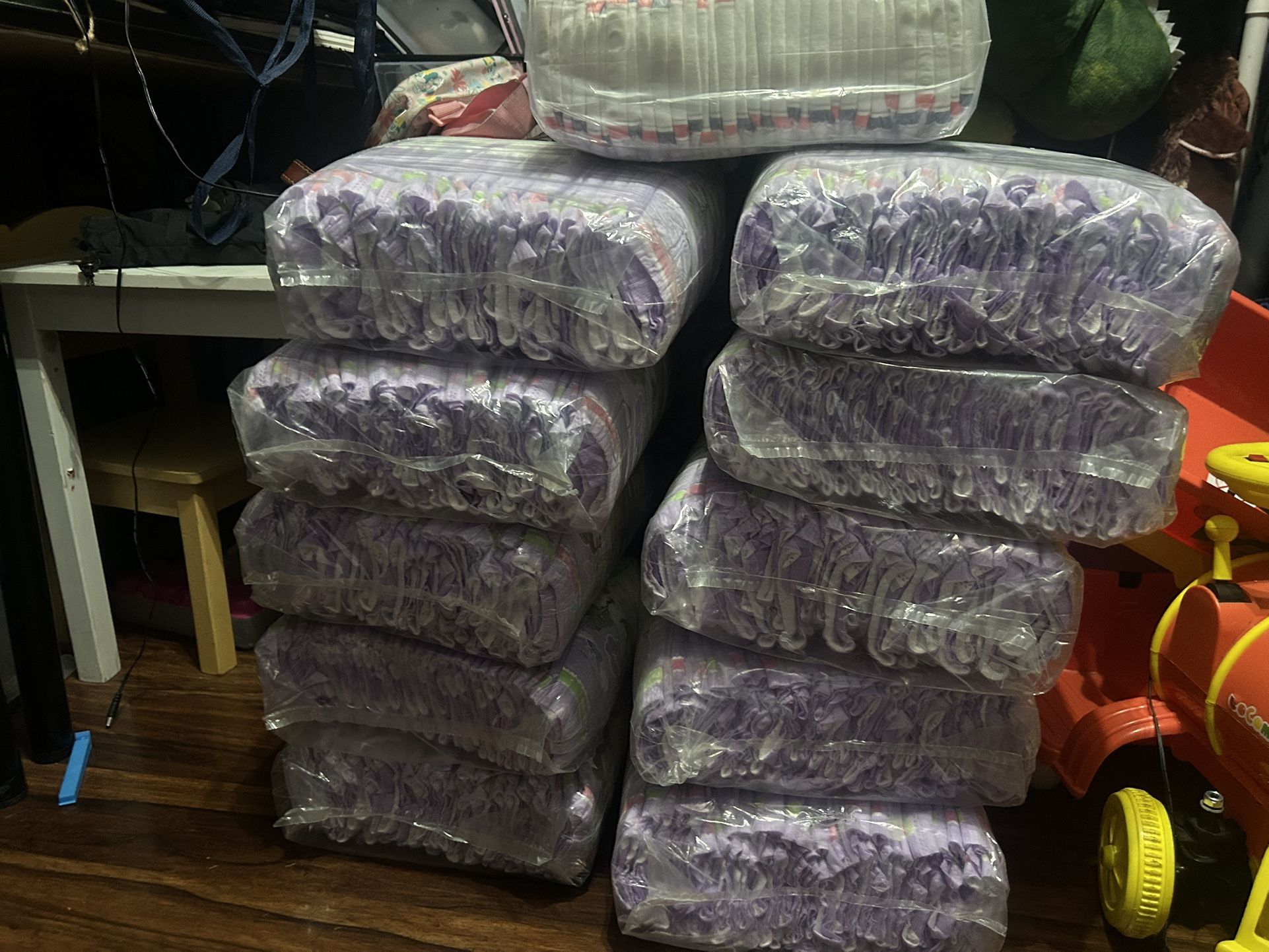 Girls Diapers 3T • 4T