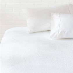 Amazon Basics Waterproof Breathable Mattress Protector, King Size, 18 inch Deep, Machine Washable, White