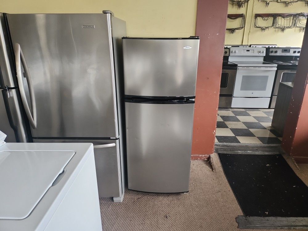 Whirlpool 24-in Refrigerator 10 Cubic Foot Top Freezer