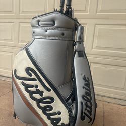 Titleist Golf Bag w/ Embroidered Signature Design + 2 Umbrellas