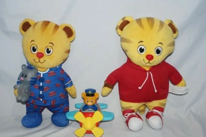 Daniel Tiger's Neighborhood Friends Talking Plushies & Airplane Includes: Pull back action airplane Daniel Tiger's Neighborhood Friends Talking Plush