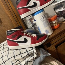 Jordan 1 Mid - Chicago Black Toe 