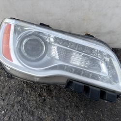 Chrysler 300 passenger Right hand side halogen headlight 