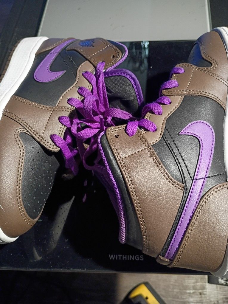 AIR JORDAN 1 MID OG HIGH TOP " PALOMINO" SIZE 4Y