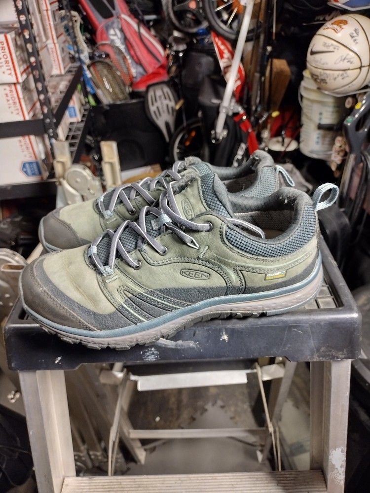 Women's Keen
sneakers
SIZE 8