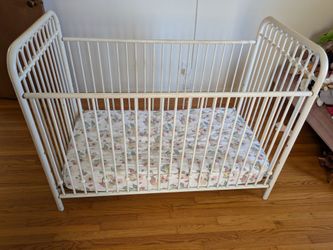 Vintage-Style White Metal Infant Crib – Complete with Mattress & Bedding