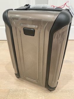 New Tumi International Carry On Suitcase