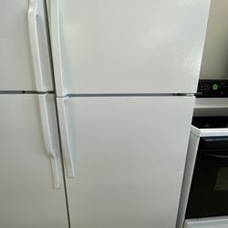 Neveras pequeña blanca/fridge top n’ bottom 28”