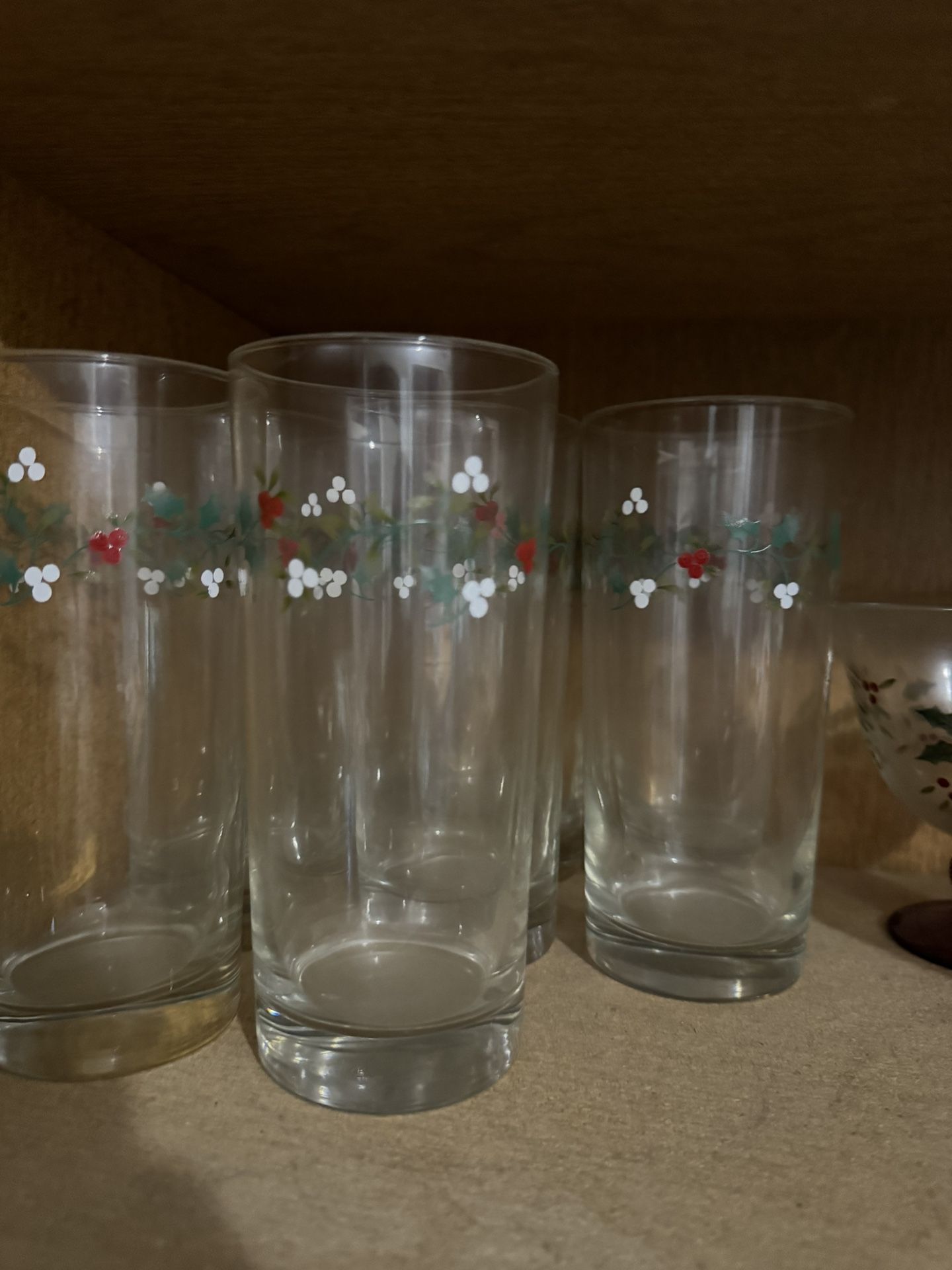 Pfaltzgraff Winterberry Christmas dish set