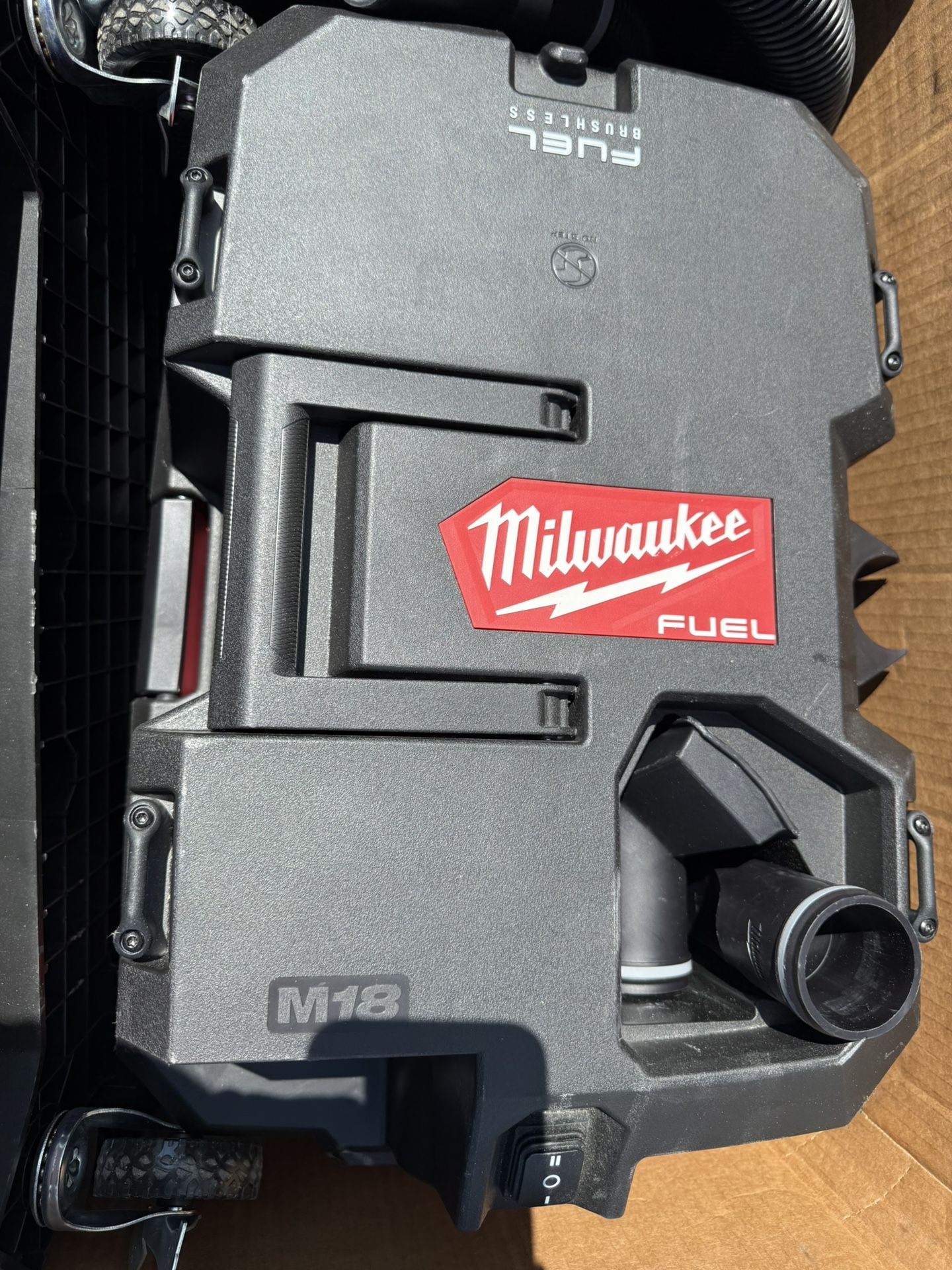 Milwaukee M18 FUEL 0910-20 6 gal Cordless Wet/ Dry Vacuum Tool Only 18 V 3.5 HP (M874)