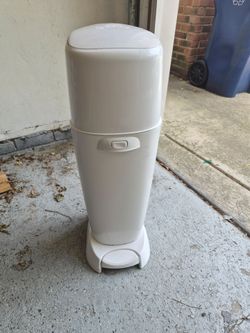Diaper Genie Complete Diaper Pail (White)