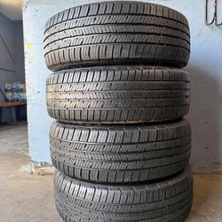 225/60/18 Vendo Un Set De Llantas Marca BFgoodrich Con Un 80% De Vida Las 4 