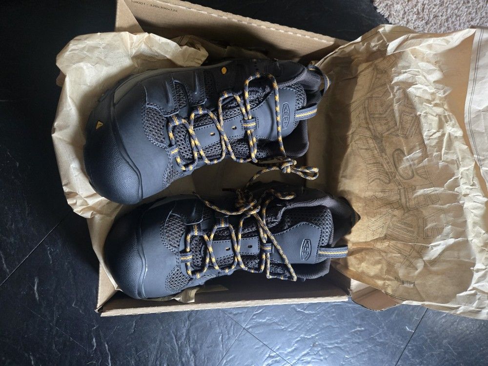 Keen Boots Size 9