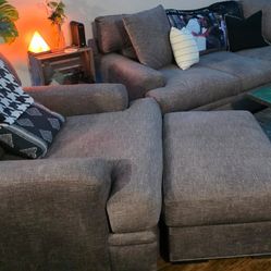 FOR SALE ✨
Beautiful, gently used living room set – $950

Includes:

Large, deep gray sofa with plush cushions
Oversized matching chair with ottoman
D