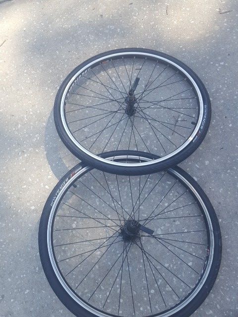 2 Brand new 26' Trek bicycle street tires & rim. Bontrager