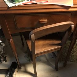 Vintage Singer Sewing machine/cabinet