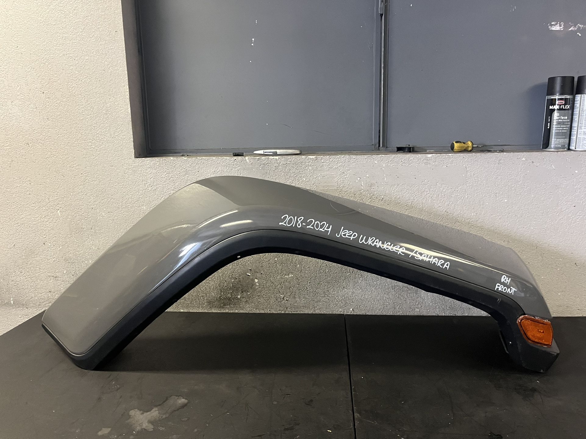 2018-2019-2020-2021-2022-2023-2024 JEEP WRANGLER RIGHT FRONT FENDER FLARE OEM USED
