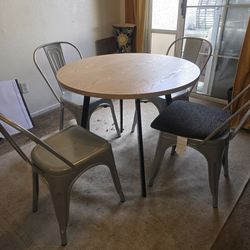 Dining Room Table & Chairs