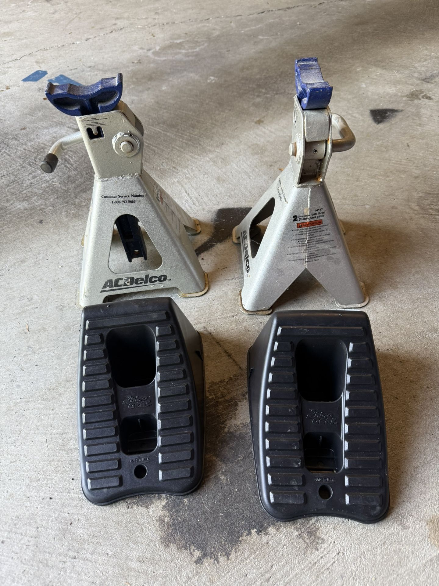 2 2-Ton Jack Stands With Rhino Tire Blocks