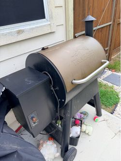 Traeger Pro Series 22-Pellet Grill and Smoker in Bronze