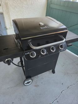BBQ GIRL BY Charbroil 5 burners it's in excellent condition super clean everything works fine ready to use