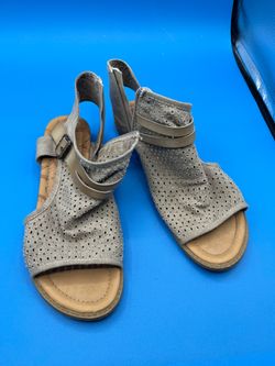 Blowfish Malibu women’s gray sandals size 8