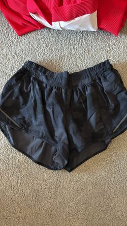 Lululemon woman’s camo shorty shorts