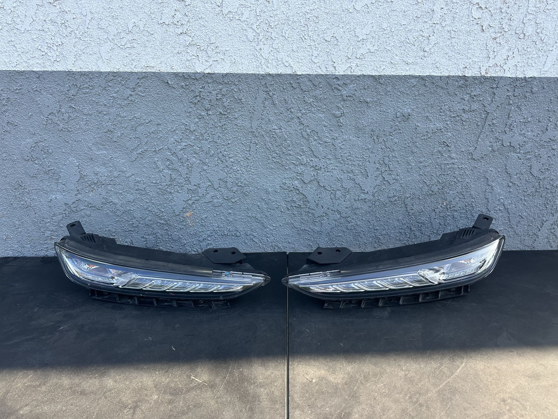 2018-2019-2020-2021 HYUNDAY KONA RIGTH PASSENGER -LEFT DRIVE HEADLIGHT OEM