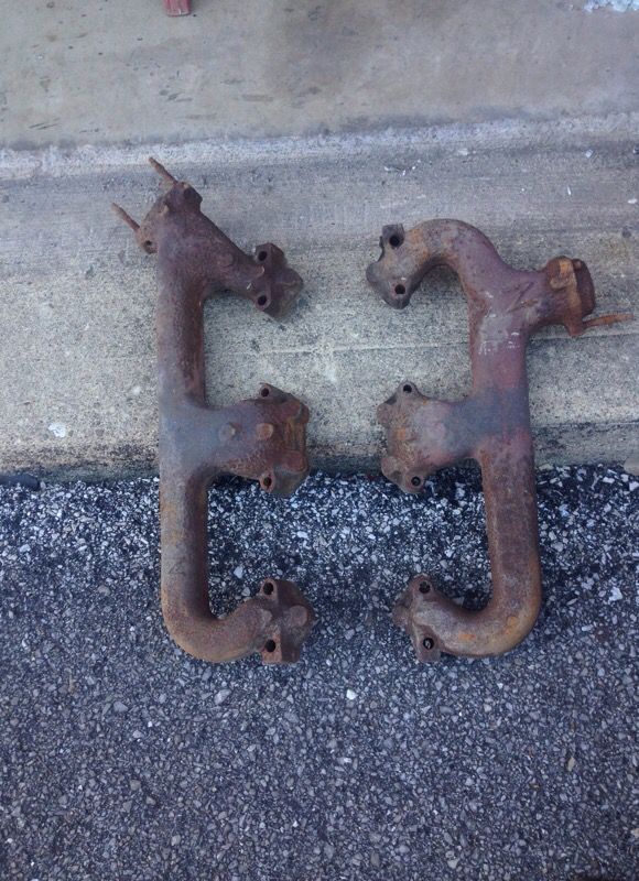 Pair of exhaust manifolds small block Chevy