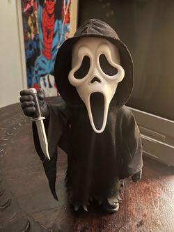 Ghostface Mezco Toys Mega scale horror Scream movie