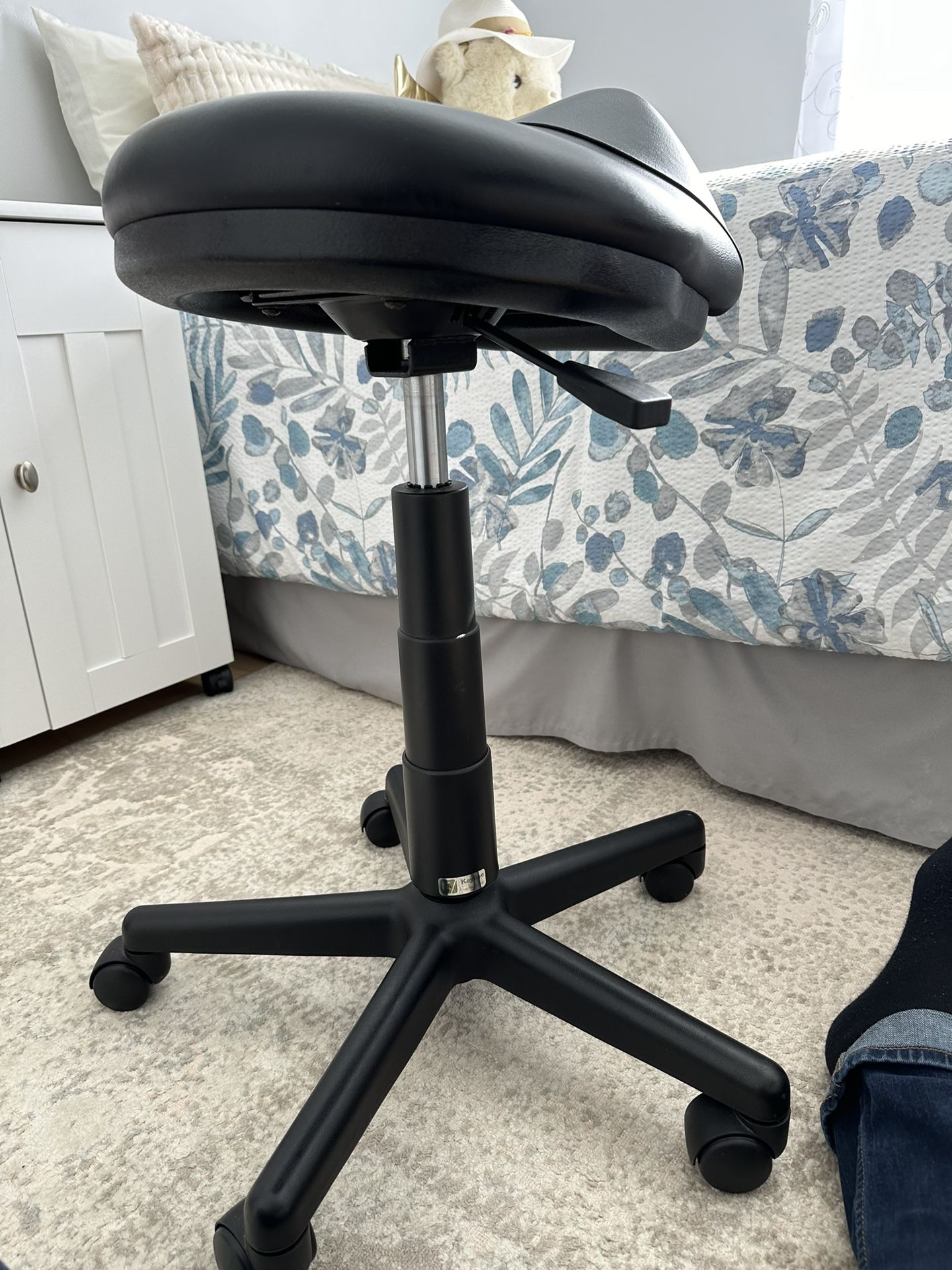 Kaylin’s Saddle Stool / Black