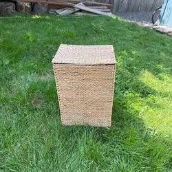 Vintage Pier 1  Extra Large  Hand-woven Sustainable Water Hyacinth Basket with Cloth Insert for Laundry