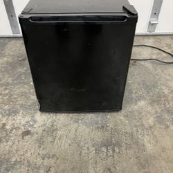 Igloo 1.5 Cu Ft Mini Refrigerator 