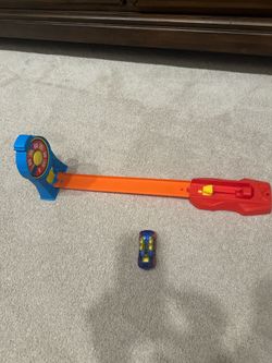 Hot Wheels Action Spin and Score Track Set Comes with one Car