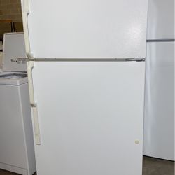 G.E Refrigerator Top Freezer 