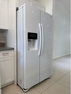 Samsung 24.5 cu. ft. Side-by-Side Refrigerator – Ice & Water – Works Perfect