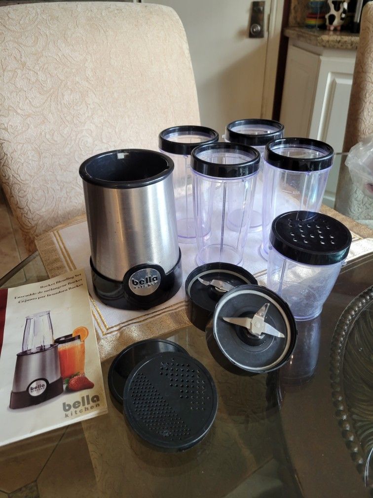 Bella Kitchen Rocket Blending Set. Excellent Working. 15 Piece. Make Your Own Smoothies. Cups Machine Washable. 2 Different Blades. Grindes. Stainless