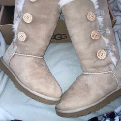  Uggs "Bailey Button" Size 7 In Sand.