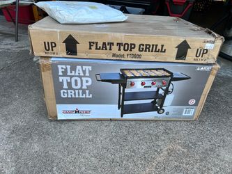 Nuevo..... Camp Chef Flat Top Grill 600 (Modelo FTG600), una parrilla y plancha de gas propano para exteriores trae protector para cubrirlo nuevo
