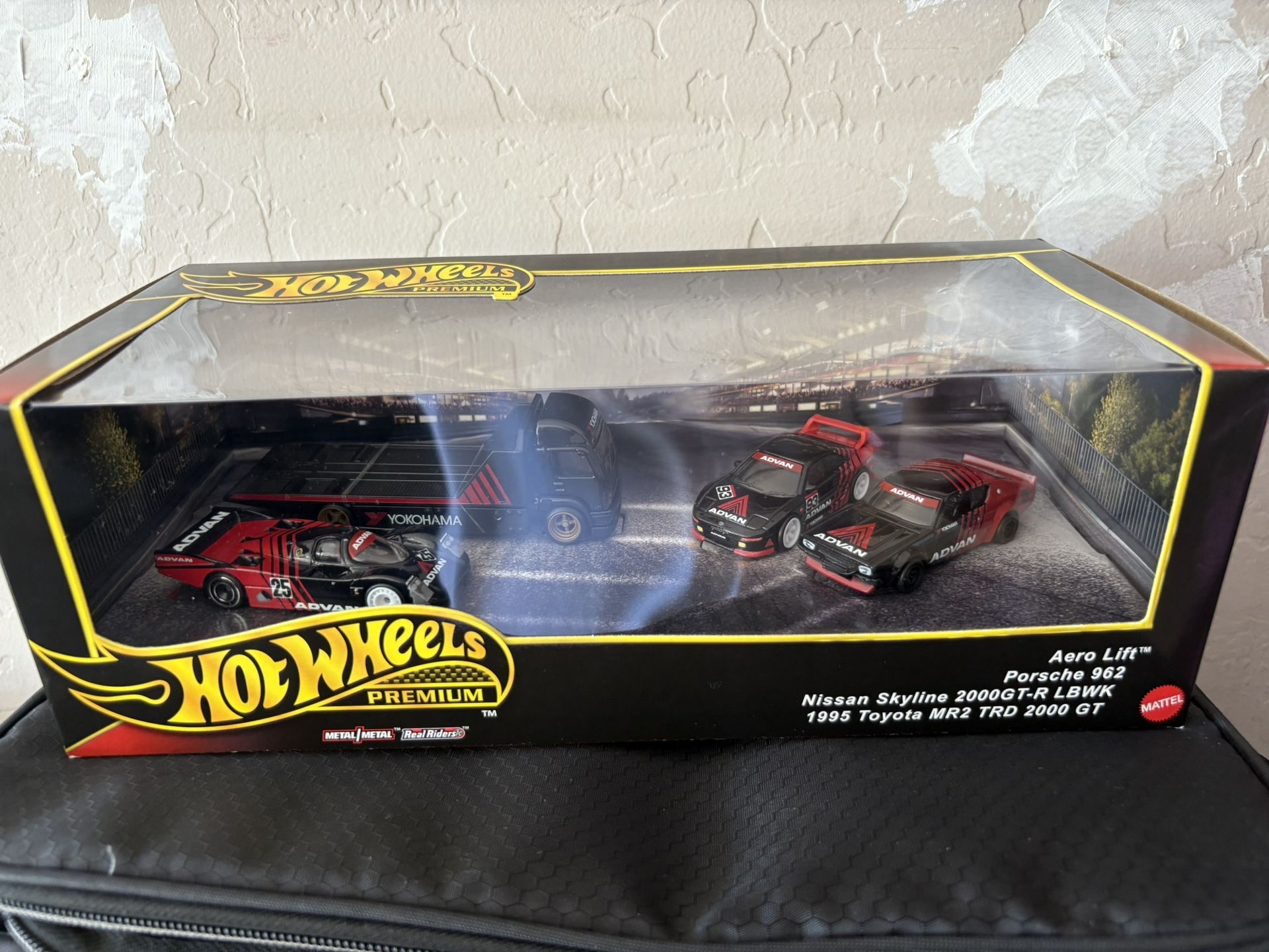 Hot Wheels Premium Hauler Set Diorama