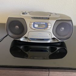 CD & Tape Player With AM/FM Radio - PHILIPS MAGNAVOX