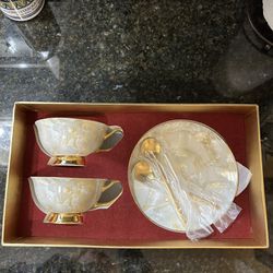 Vintage Royal Classic Teacup/ Saucers Set