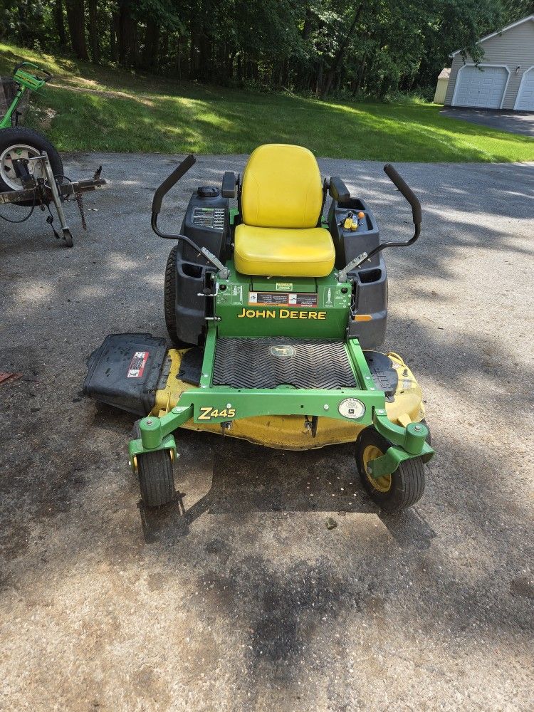 John Deere Z445 Zero Turn. Free Local Delivery